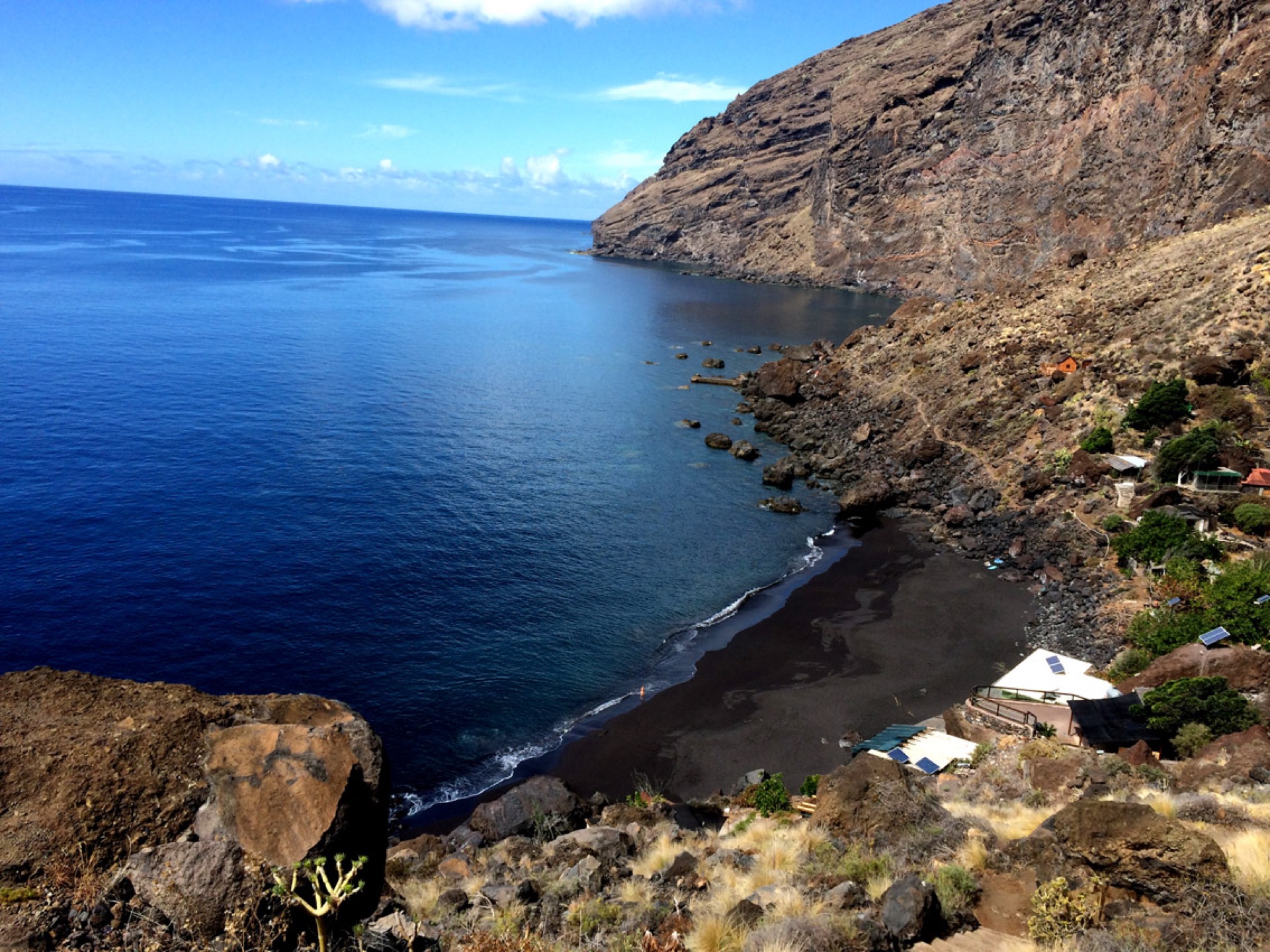 Cala de arena negra en el noroeste salvaje de La Palma
