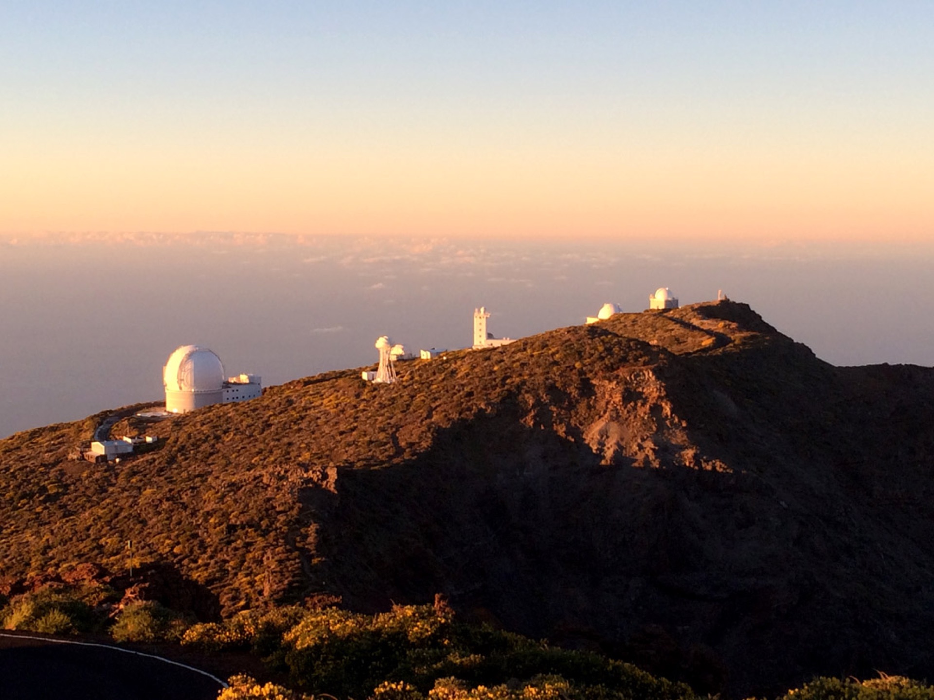 Cielo estrellado sobre el observatorio del Roque de los Muchachos