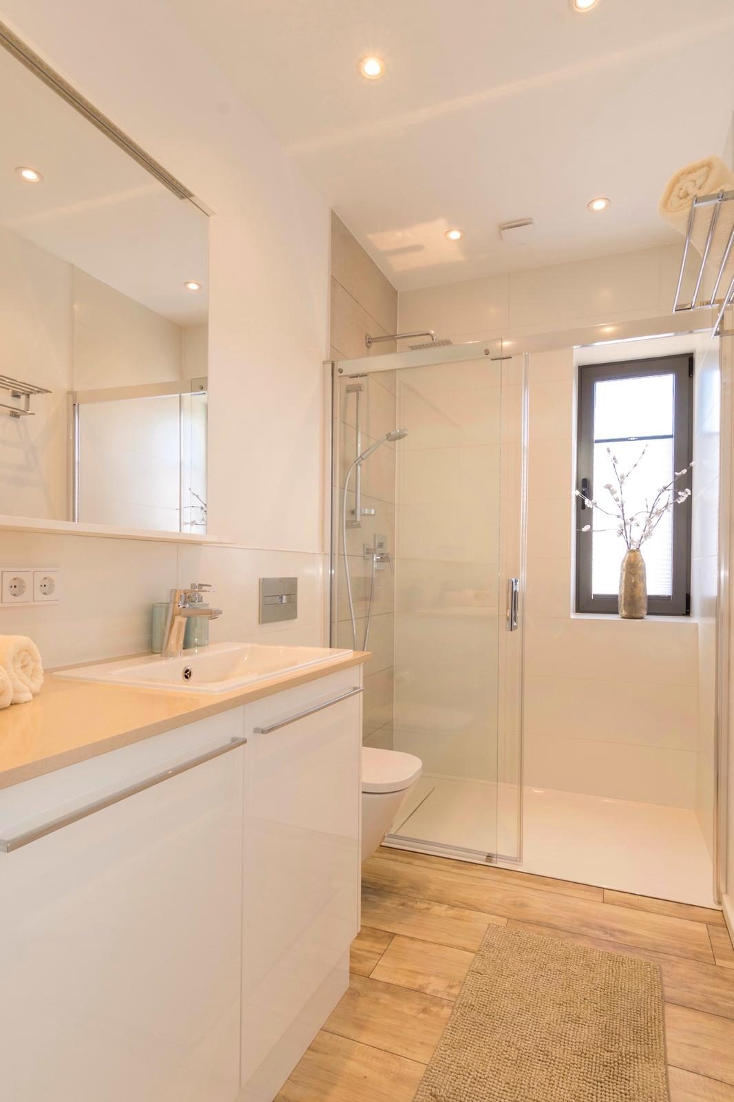 Segundo baño de la Casa con ducha de lluvia a ras de suelo