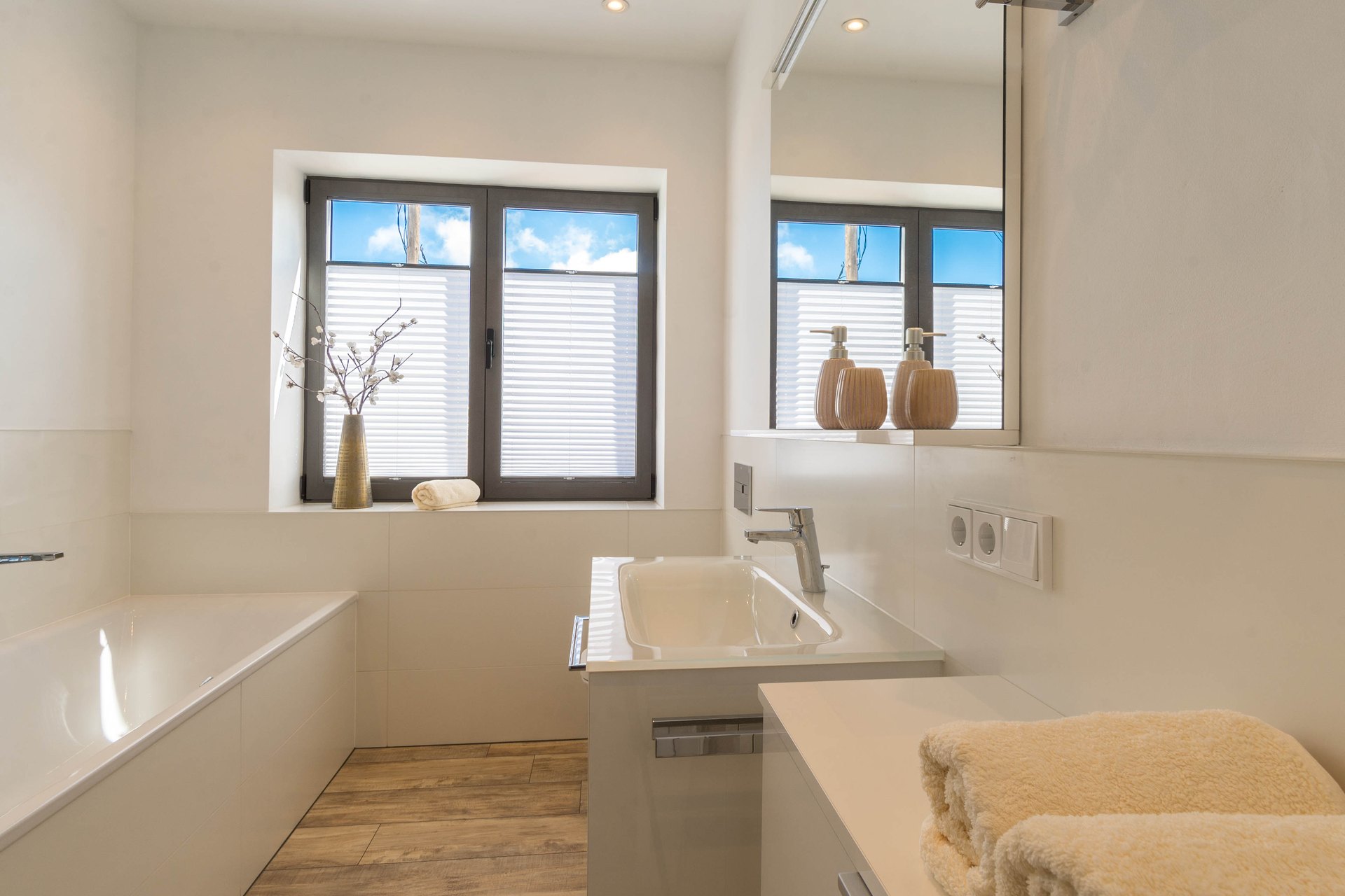 Zweites Bad der Casa mit Badewanne und Tageslicht