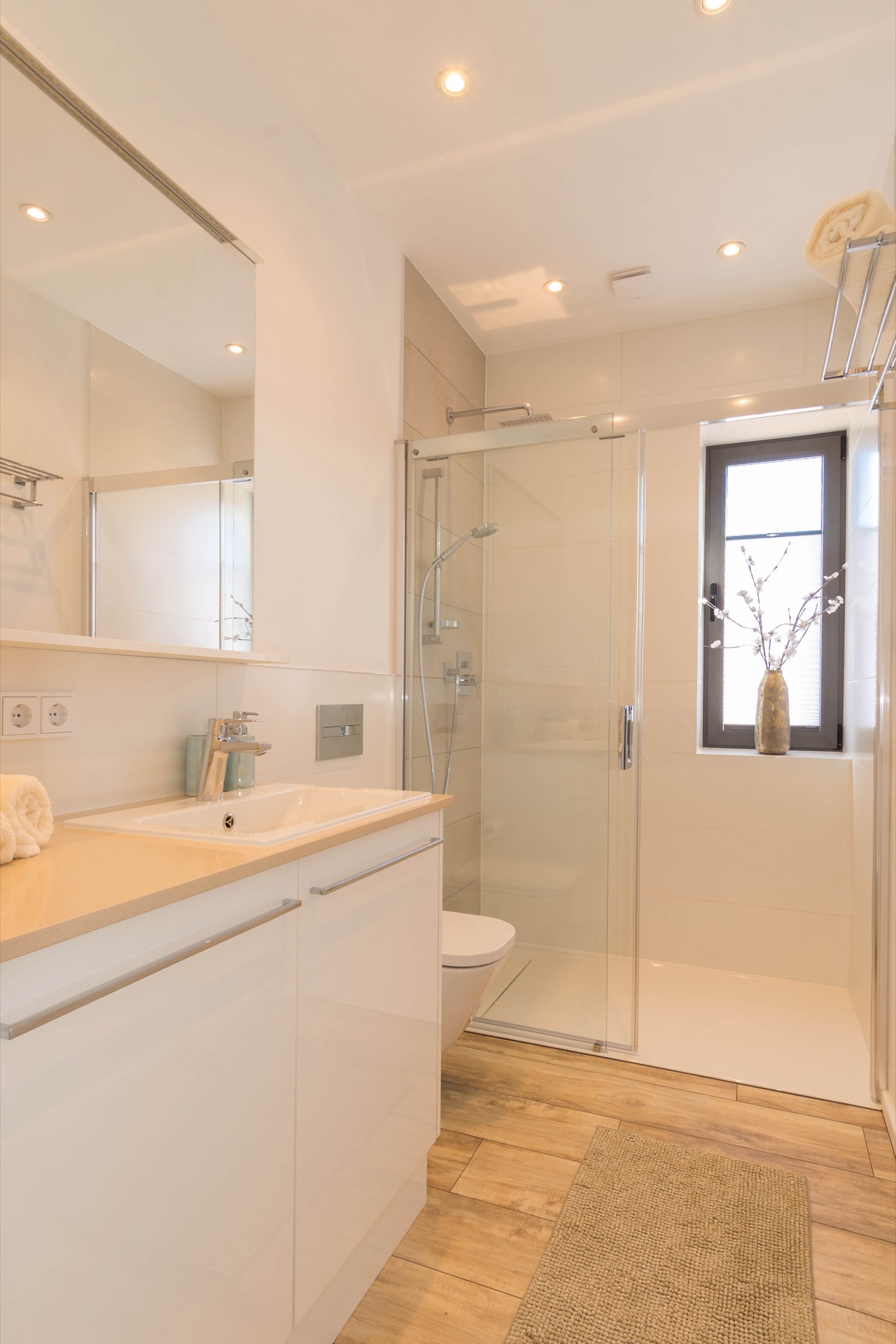 Baño moderno con ducha de la Casa