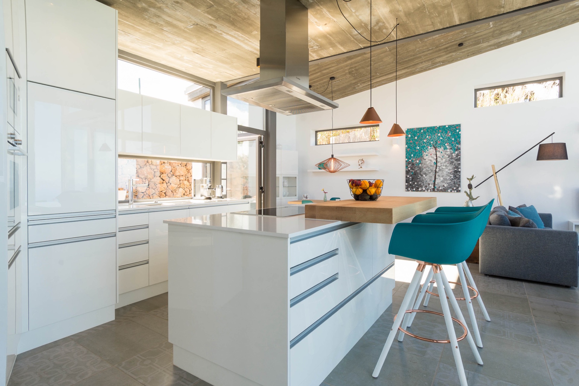 Cocina de diseño blanca con isla