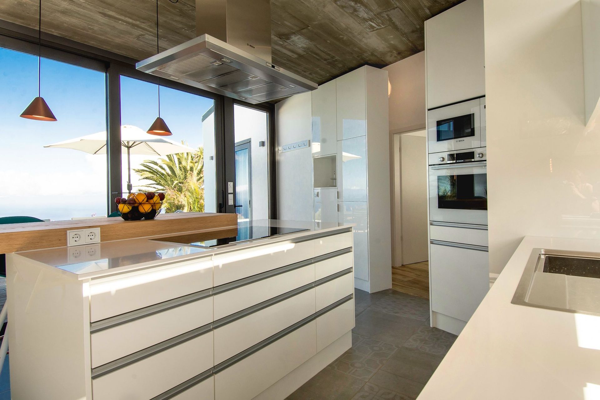Isla de cocina con vista a la terraza y al mar