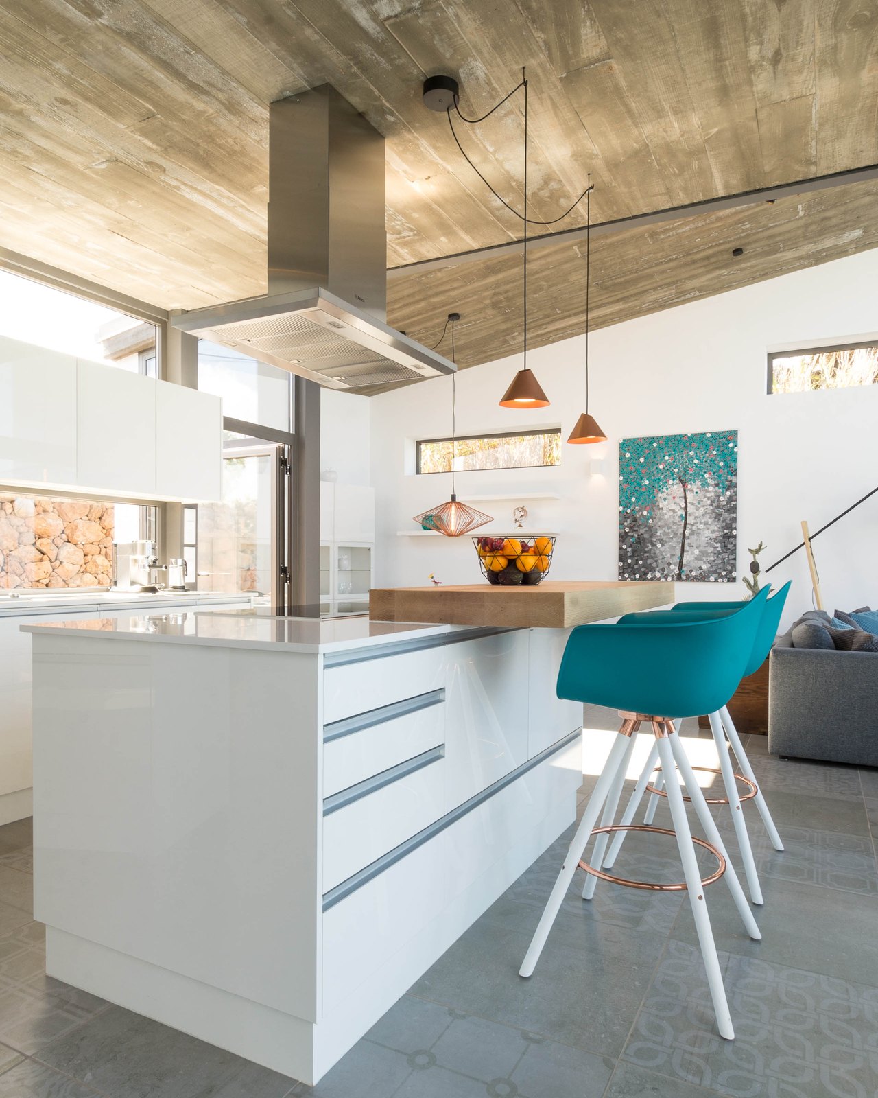 Cocina de diseño de la Casa con isla, taburetes y techo de hormigón visto