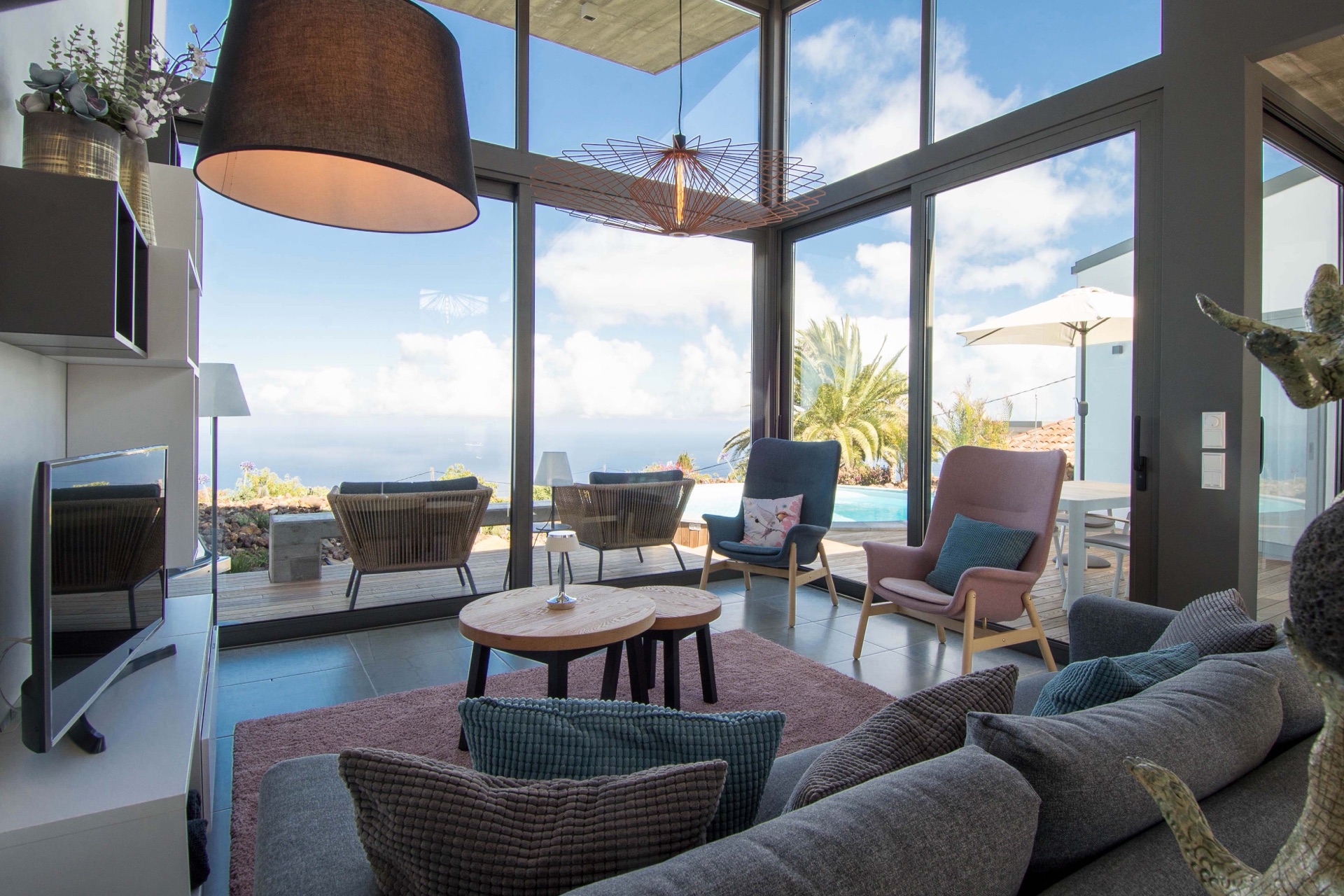 Salón-comedor abierto de la Casa con vista al mar