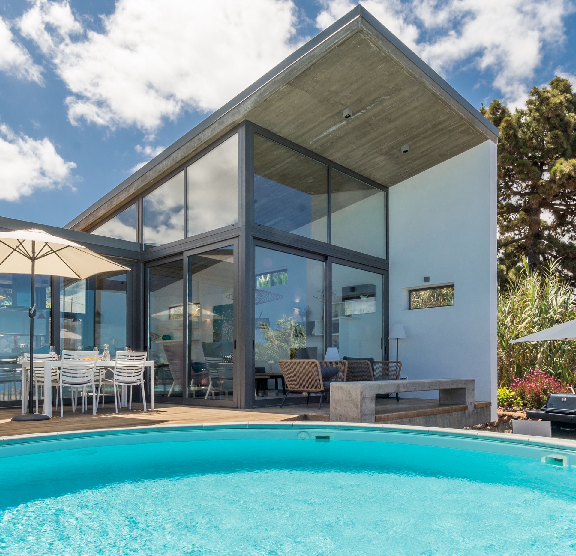 The BLUE Casa with pool, parasol and glass facade