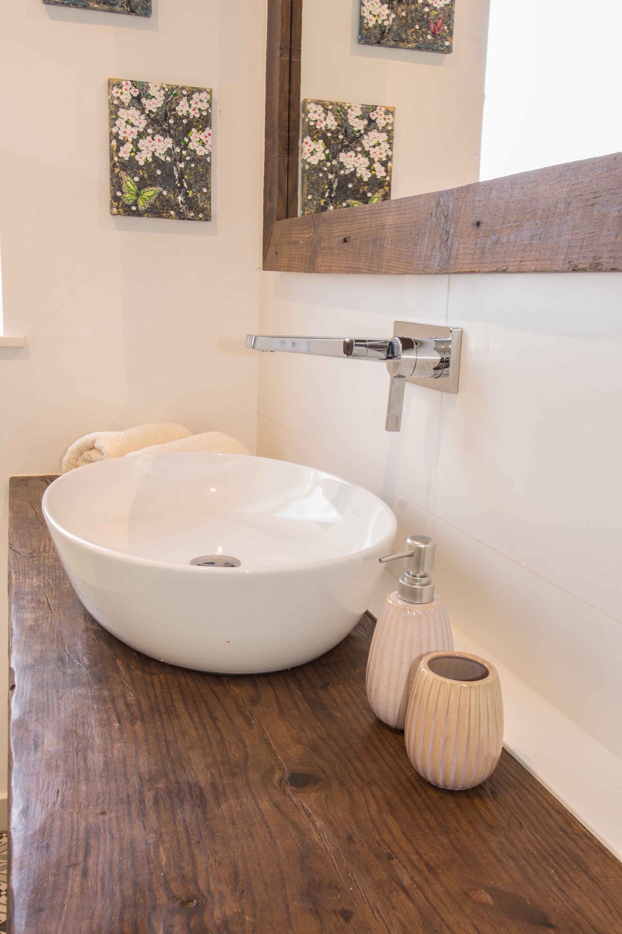 Lavabo de madera reciclada en el baño