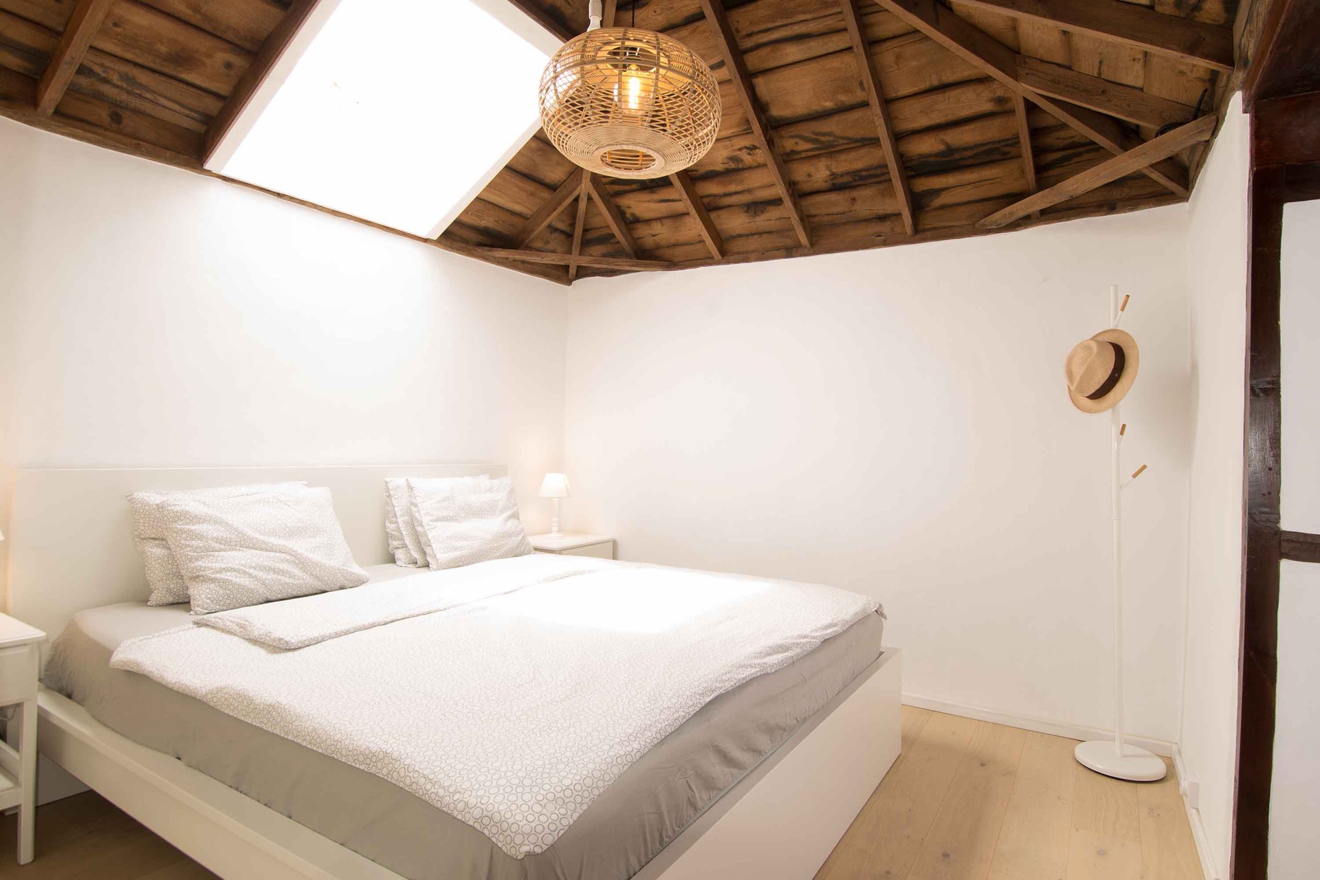 Dormitorio de la Finca bajo un antiguo techo canario de madera