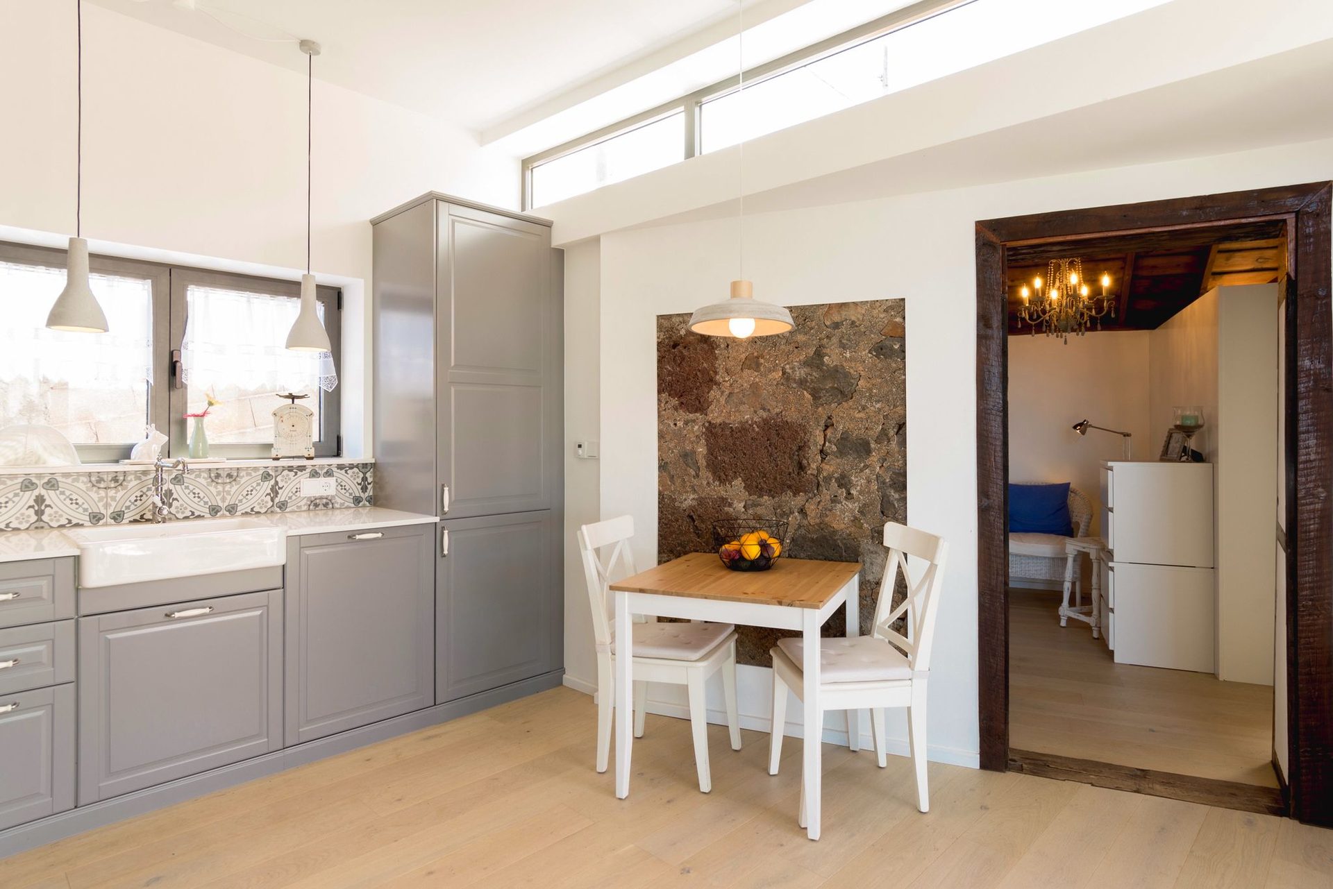 Cocina rústica de la Finca con muro de lava y rincón de desayuno