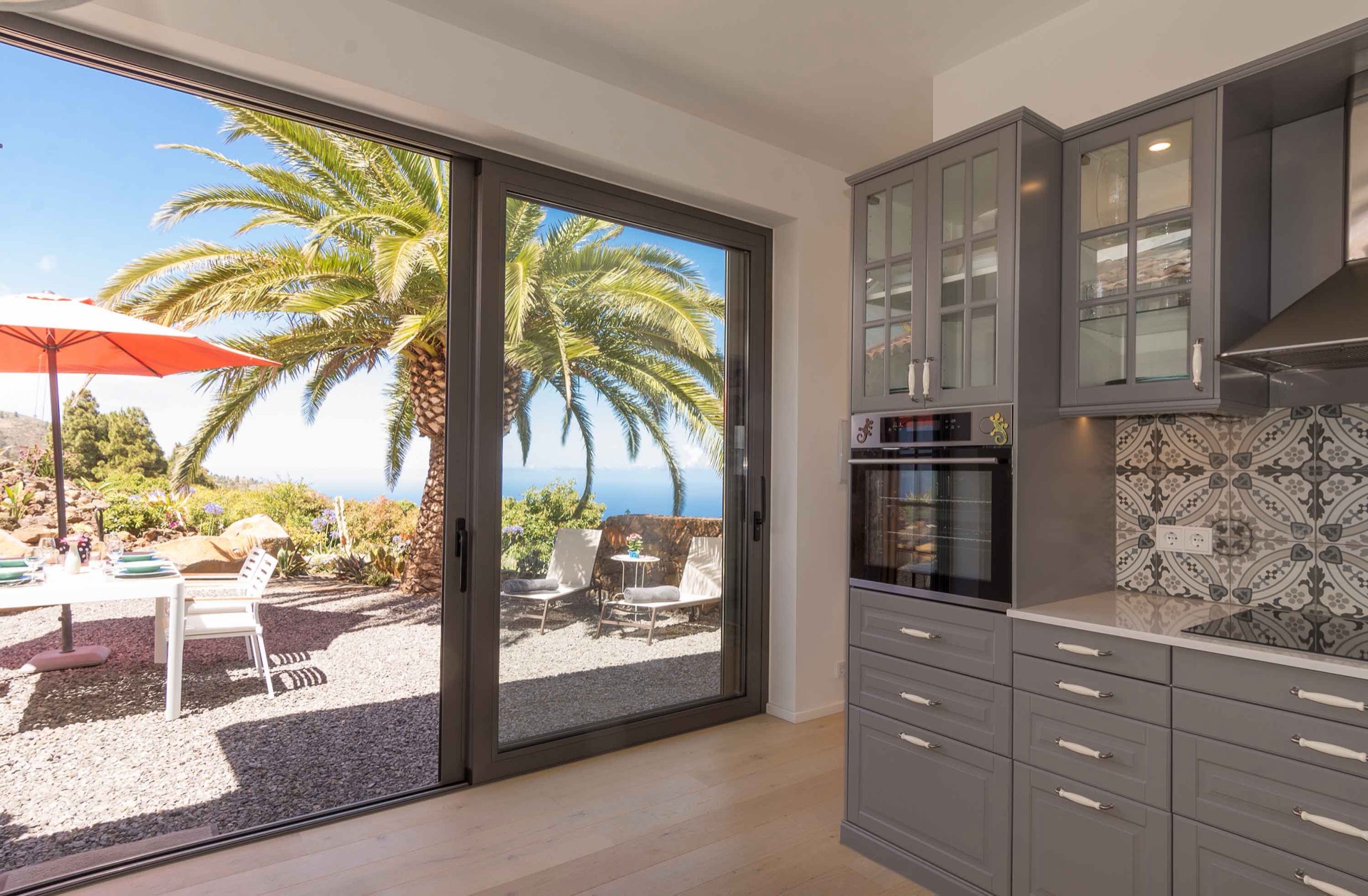Cocina rústica de la Finca con vista al mar