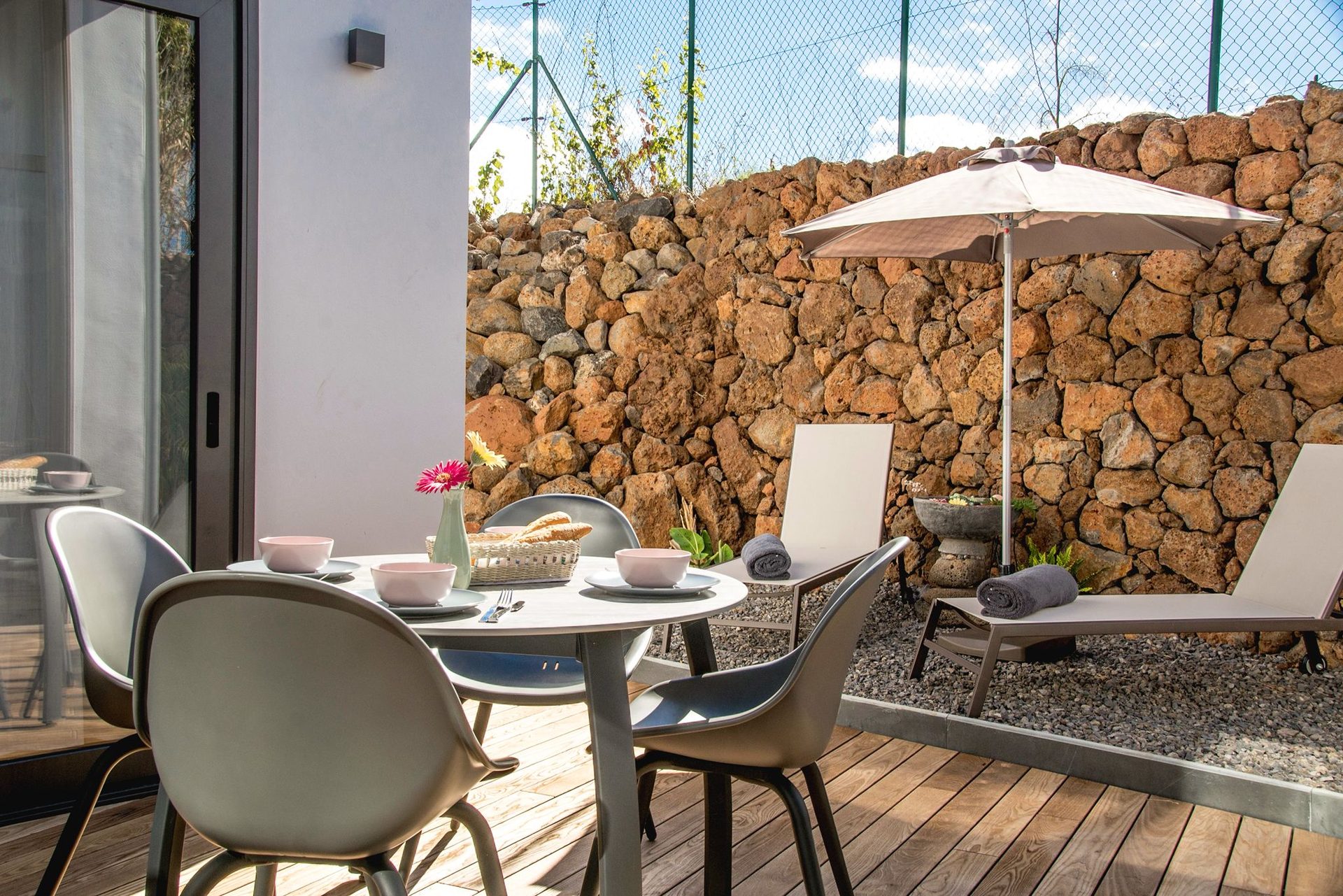 Desayuno en la terraza de la Finca junto al muro de lava