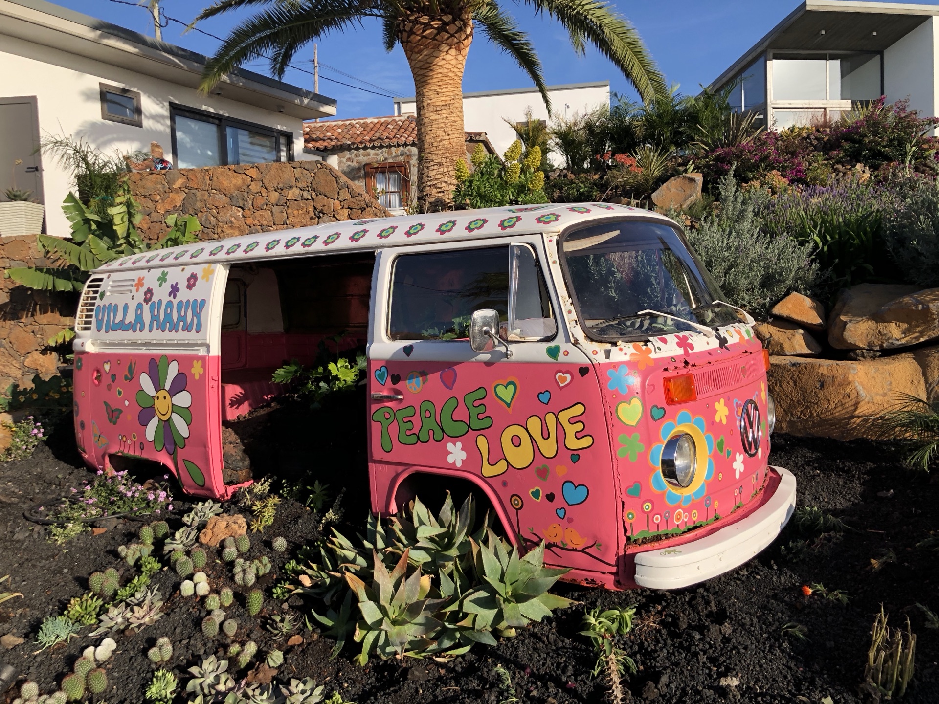 Autobús VW pintado “Villa Hahn” como objeto de jardín