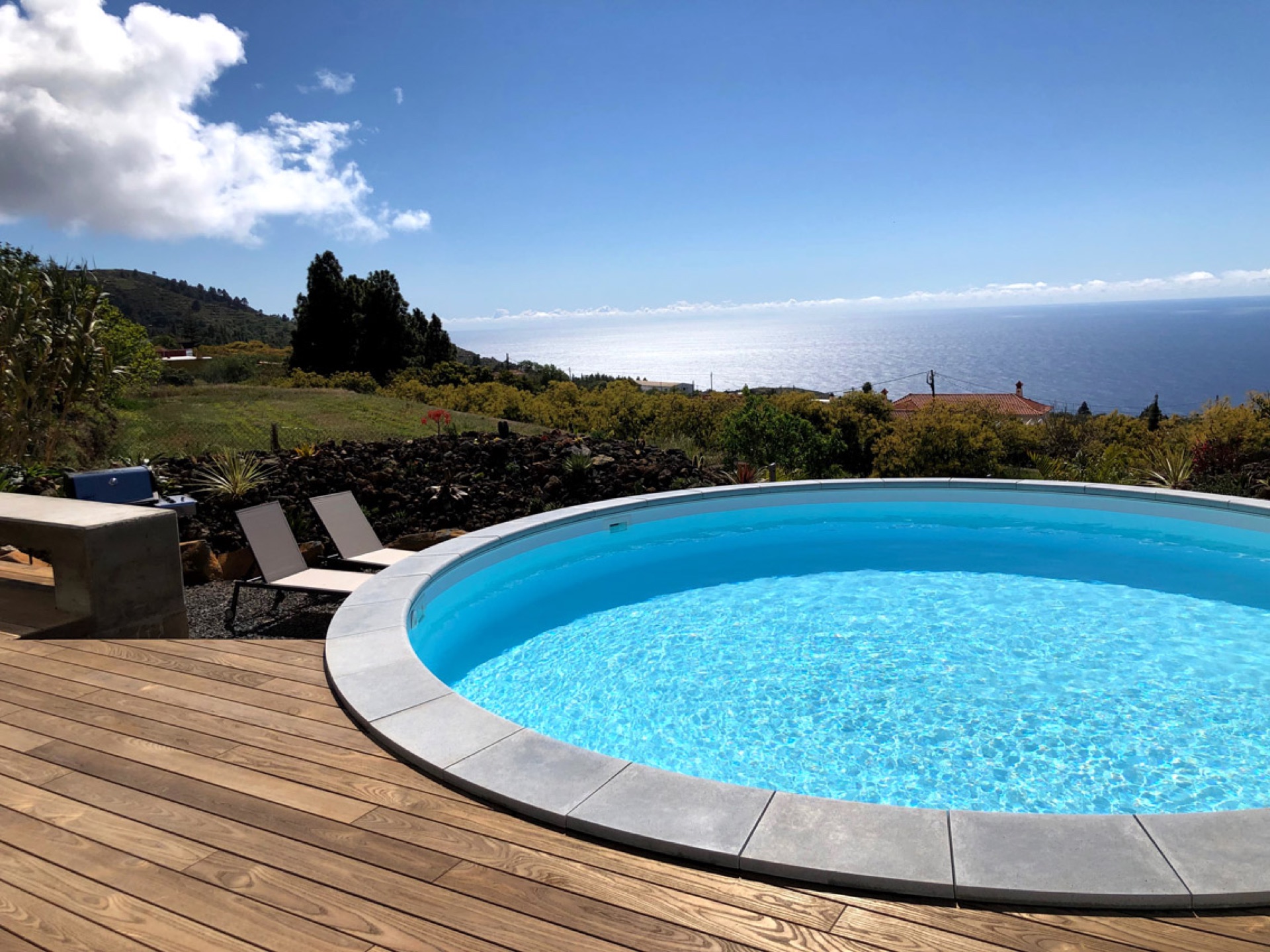 Hamacas junto a la piscina con vista al Atlántico