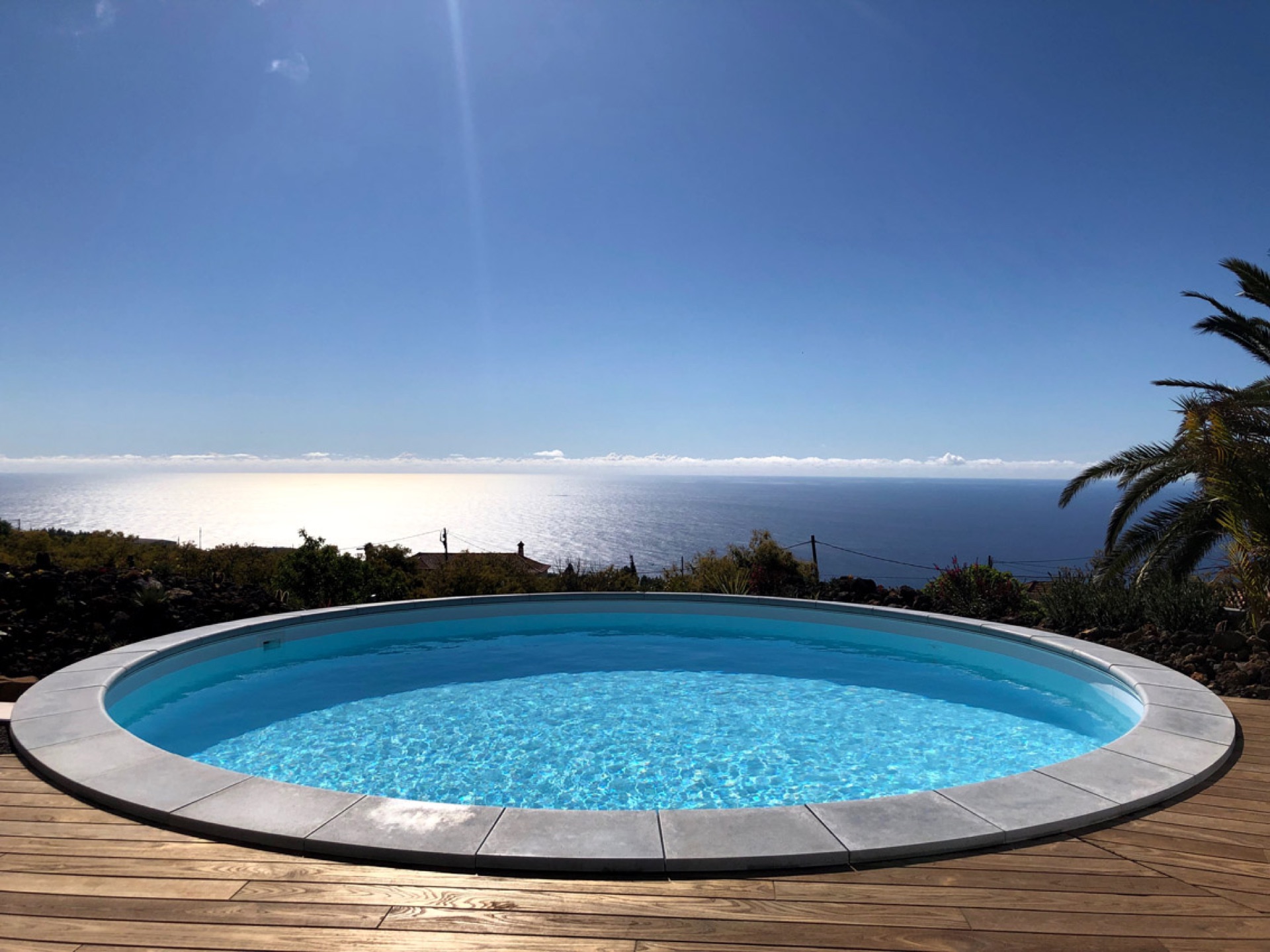 Piscina redonda de agua salada de la Casa con amplia vista al Atlántico