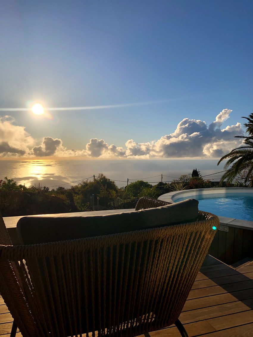 Puesta de sol sobre el Atlántico, vista desde la piscina