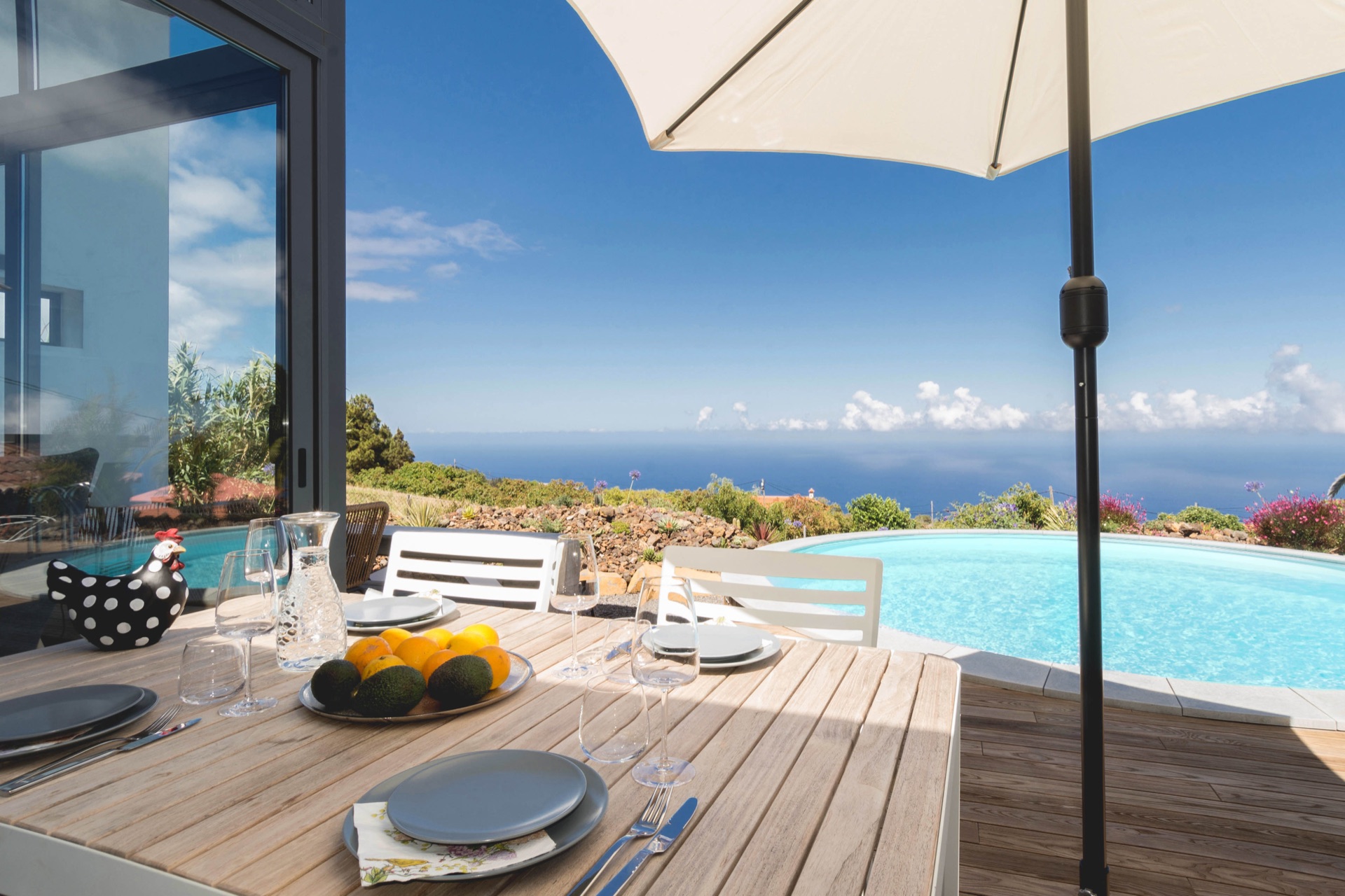 Mesa junto a la piscina con vista al mar